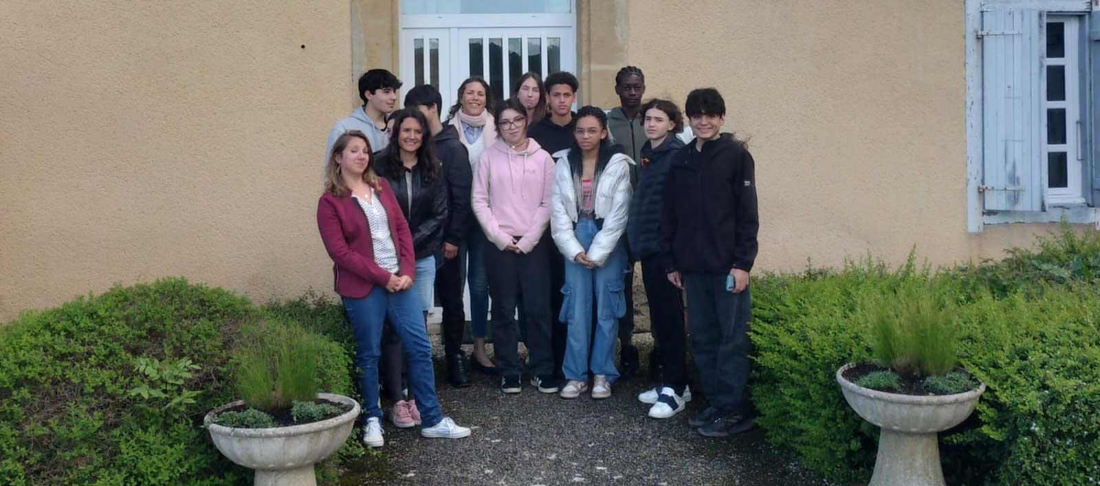 groupe-eleves-devant-radio-coteaux-campus-la-salle-saint-christophe