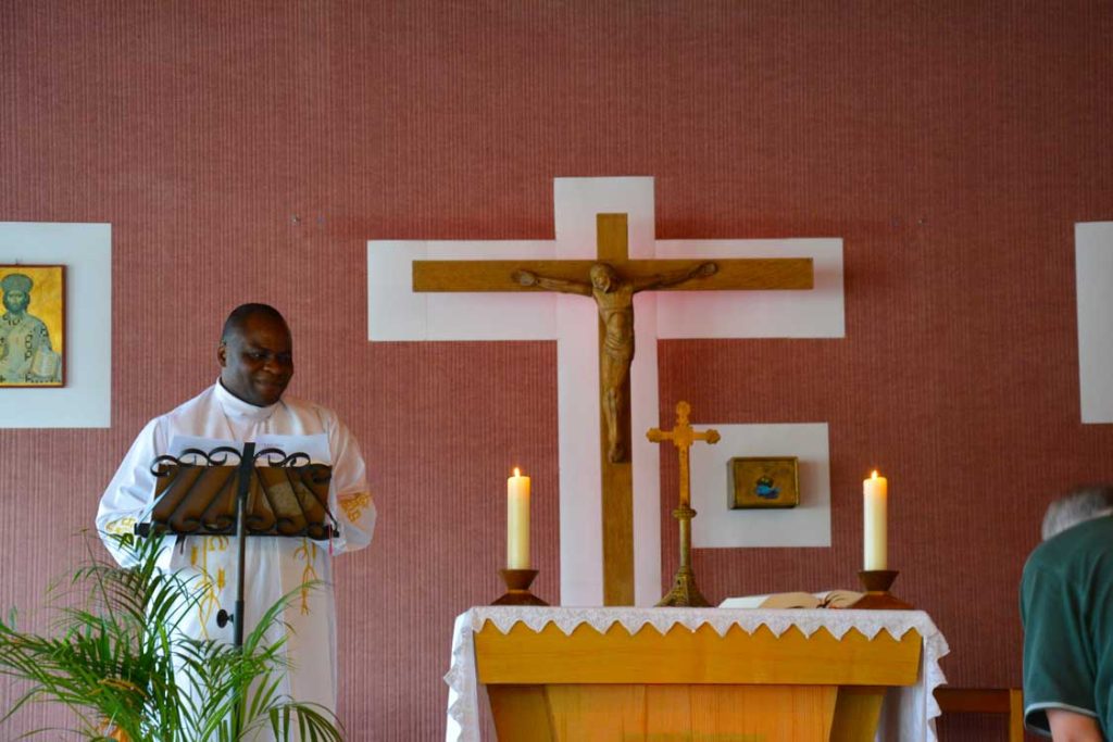 Père Augustin Béranger ESSOMBA réalisant l'office à la messe de fin d'année au Campus La Salle Saint Christophe