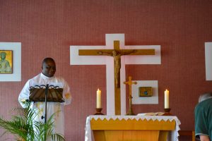 Père Augustin Béranger ESSOMBA réalisant l'office à la messe de fin d'année au Campus La Salle Saint Christophe